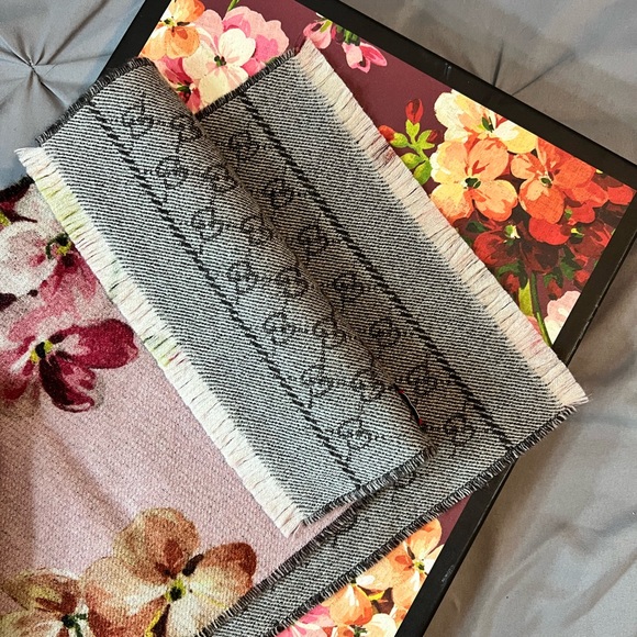 LGucci Reversible Scarf - Picture 5 of 5